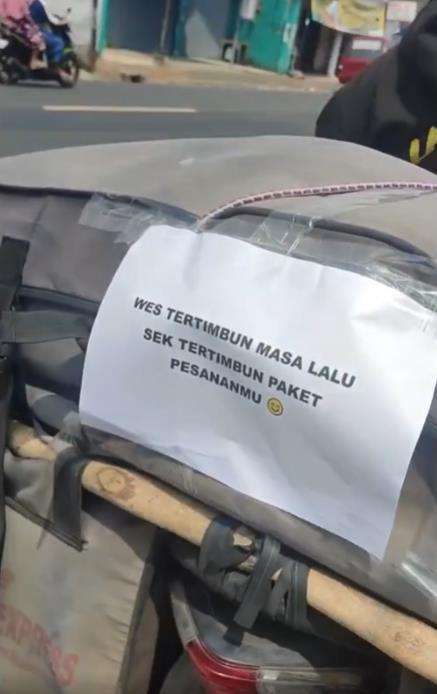 Kurir ngeluh karena kiriman paket menumpuk jelang Lebaran.