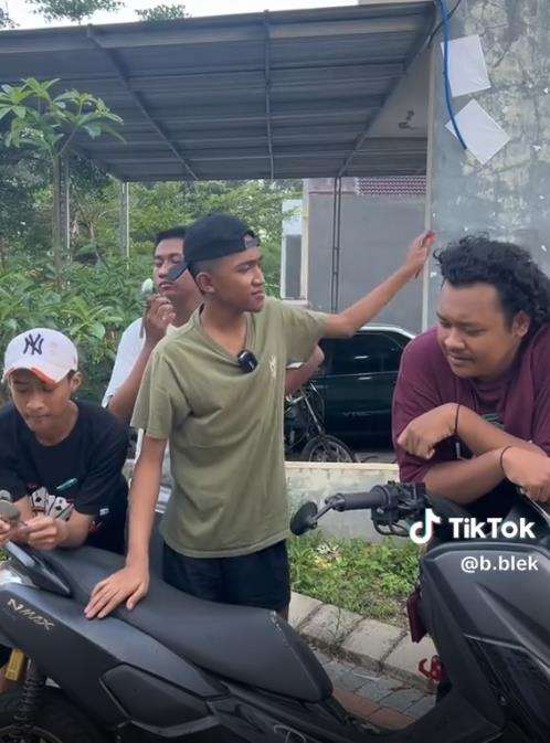 Beli es campur wadahnya bagasi motor NMax.