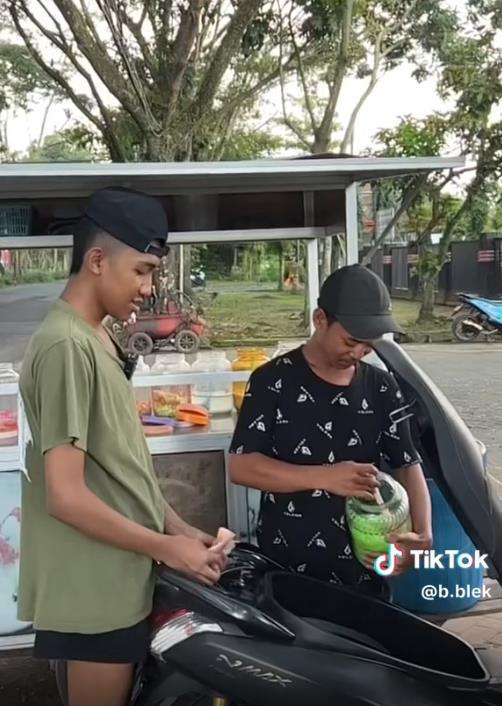 Beli es campur wadahnya bagasi motor NMax.