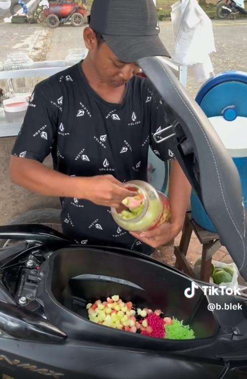 Beli es campur wadahnya bagasi motor NMax.
