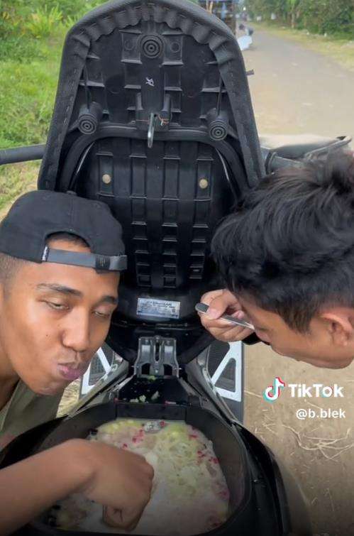 Beli es campur wadahnya bagasi motor NMax.