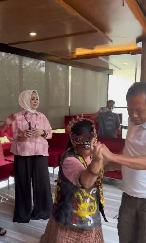 Dipegang Ida Dayak, eks Gubernur DKI Sutiyoso Langsung Bisa Jongkok