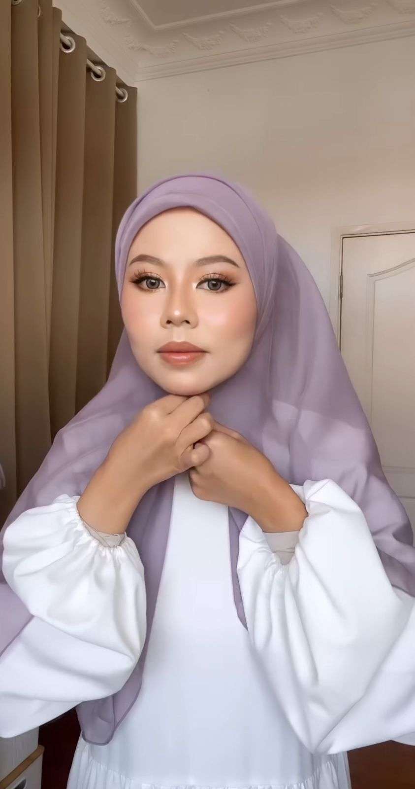 Styling Kerudung Segi Empat dengan Aksen Bunga, Cocok untuk Acara Formal