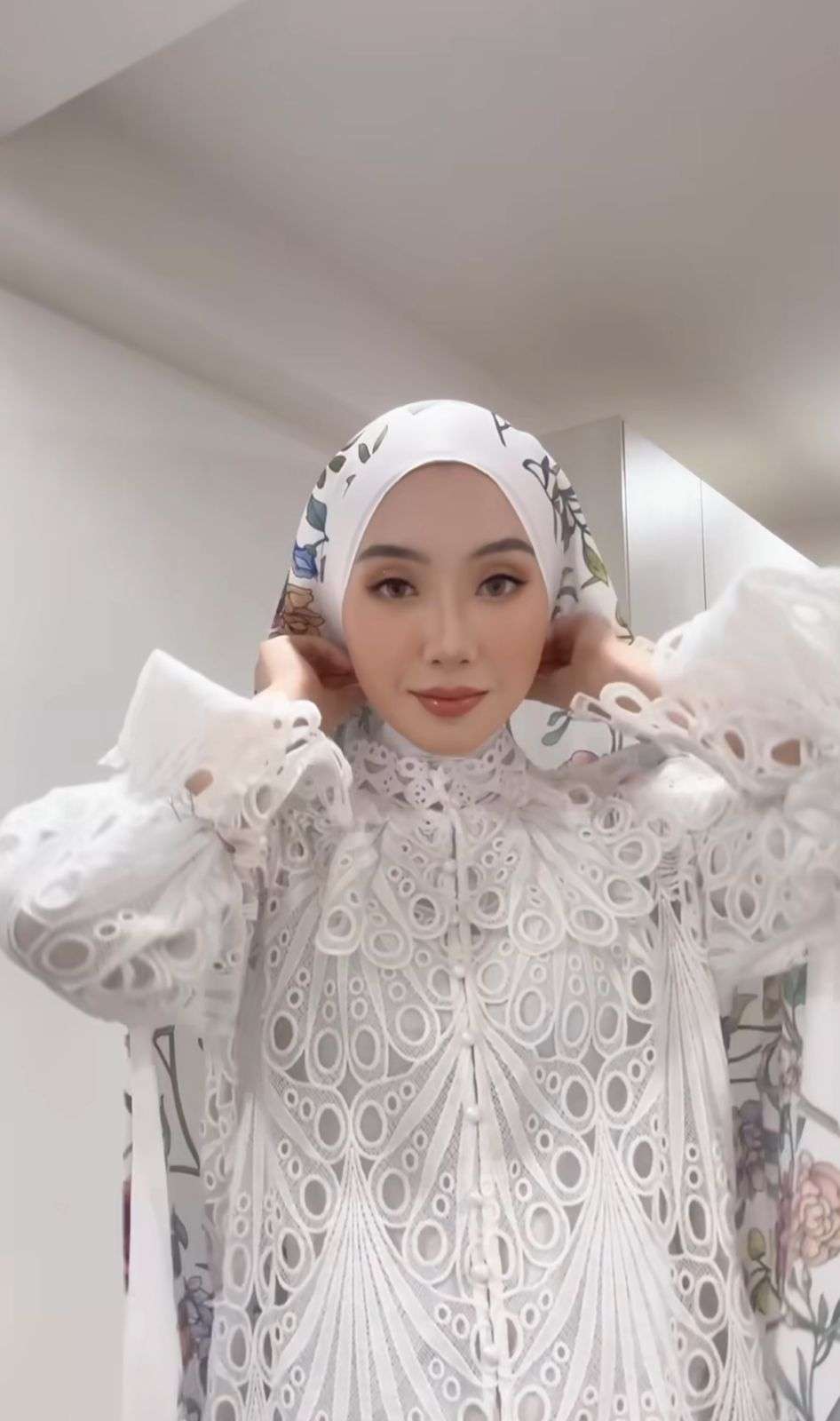 Styling Pashmina Motif Floral Jadi Turban Menutup Leher