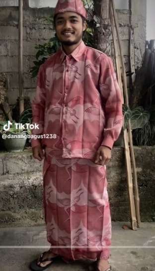 Ngakak! Pria ini Jahit Baju Lebaran Pakai Kain Gorden Bangau Merah Khas Rumah Nenek