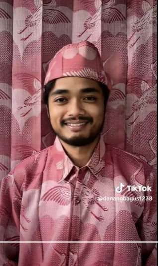 Ngakak! Pria ini Jahit Baju Lebaran Pakai Kain Gorden Bangau Merah Khas Rumah Nenek