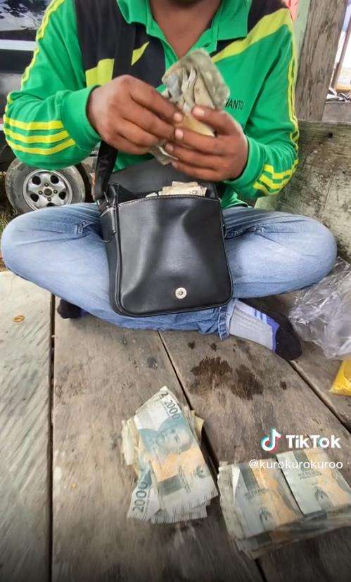 Tukang parkir Pasar Senin pamer penghasilan sehari.