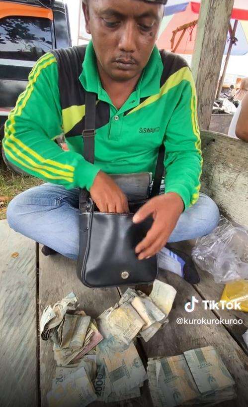 Tukang parkir Pasar Senin pamer penghasilan sehari.