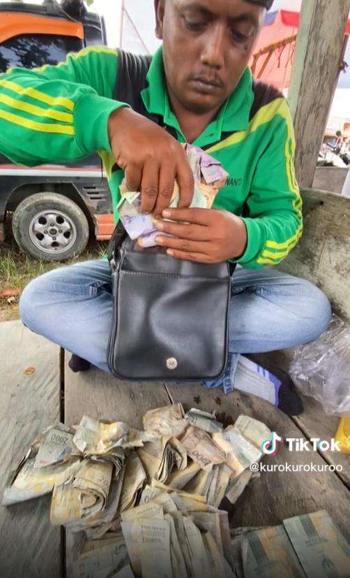 Tukang parkir Pasar Senin pamer penghasilan sehari.