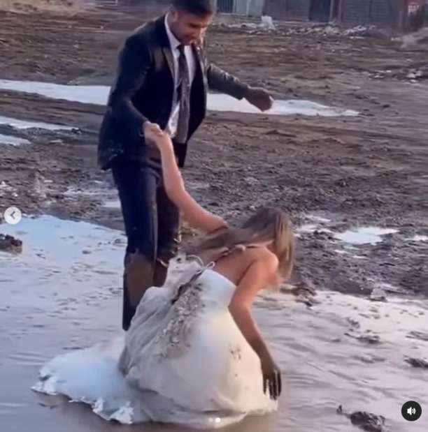 Apes! Niat Prewedding Romantis, Pasangan ini Malah Terjungkal Penuh Lumpur Jatuh ke Kubangan Air