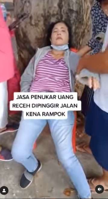 Viral Wanita Jasa Penukar Uang Pingsan Usai Dirampok Pengendara Motor, Rp30 Juta MelayangViral Wanita Jasa Penukar Uang Pingsan Usai Dirampok Pengendara Motor, Rp30 Juta Melayang