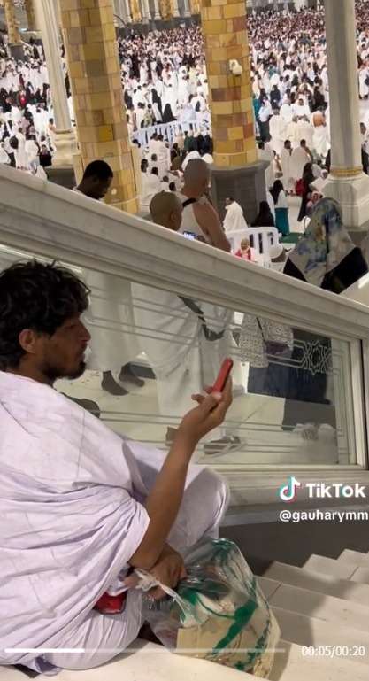 Masya Allah! Kesederhanaan Pria Merekam Ka’bah Pakai HP Jadul Bikin Warganet Kagum