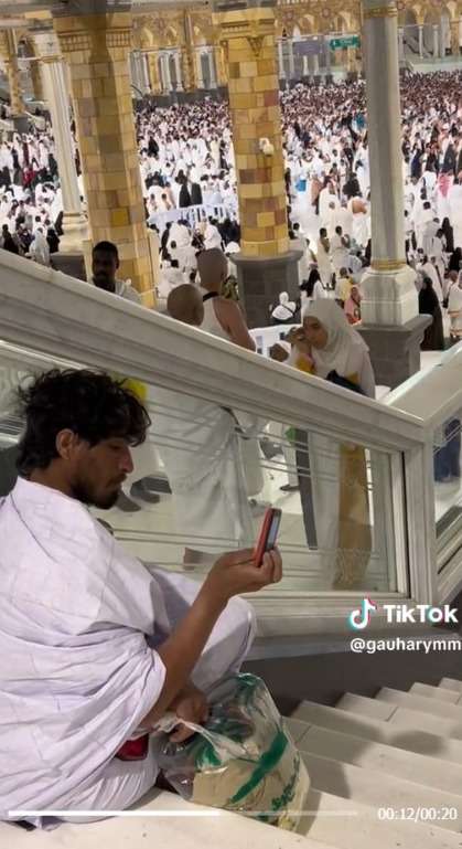 Masya Allah! Kesederhanaan Pria Merekam Ka’bah Pakai HP Jadul Bikin Warganet Kagum