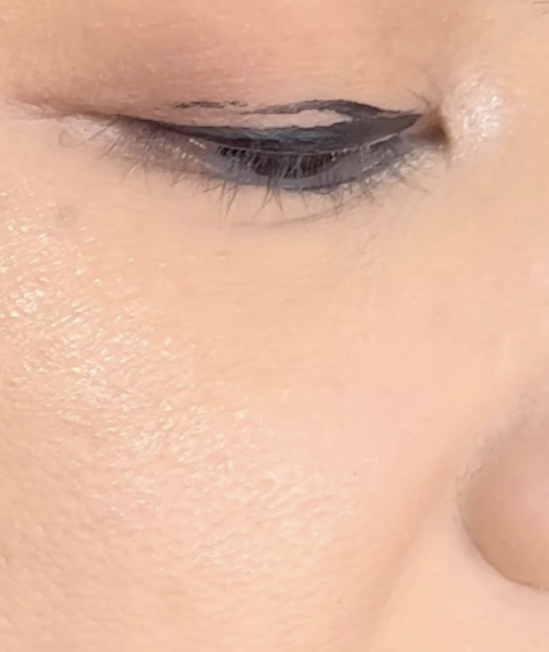 Pengaplikasian Eyeliner Berantakan