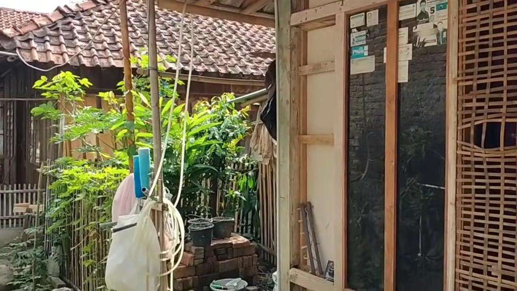 Viral penampakan rumah dari luar mirip gubuk bagian dalamnya mencengangkan.