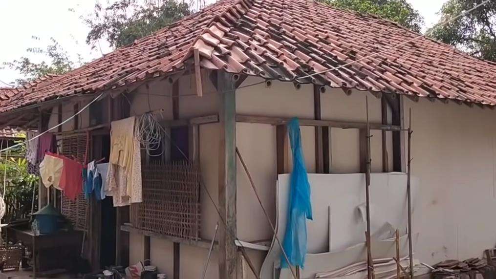 Viral penampakan rumah dari luar mirip gubuk bagian dalamnya mencengangkan.