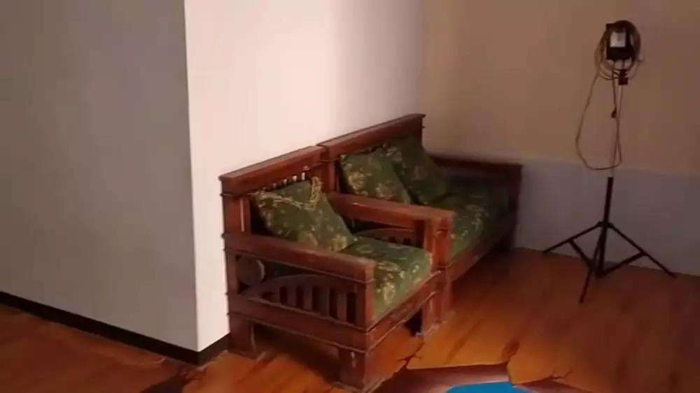 Viral penampakan rumah dari luar mirip gubuk bagian dalamnya mencengangkan.