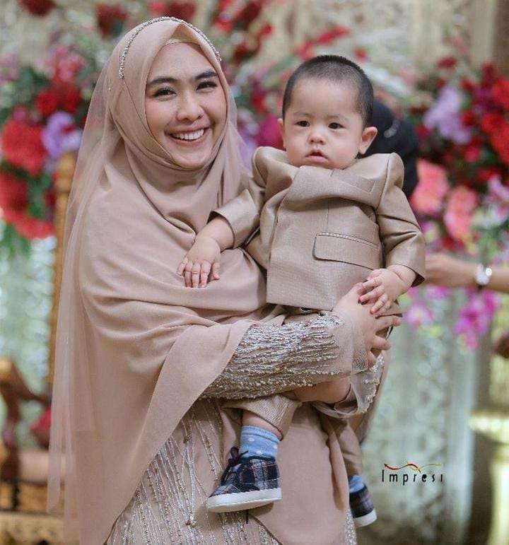 Oki Setiana Dewi dan anaknya