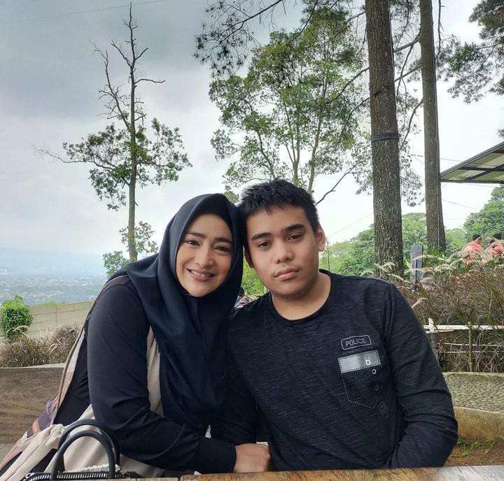 Cindy Fatika Sari dan anaknya