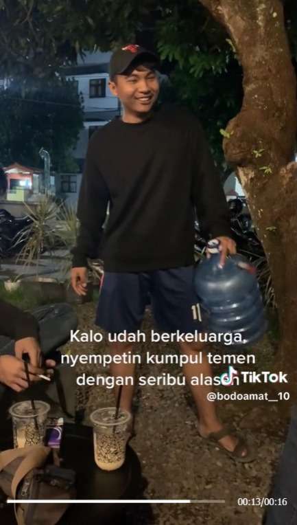 Sudah Menikah, Pria ini Alasan Beli Galon Demi Bisa Nongkrong Bareng Teman-Temannya
