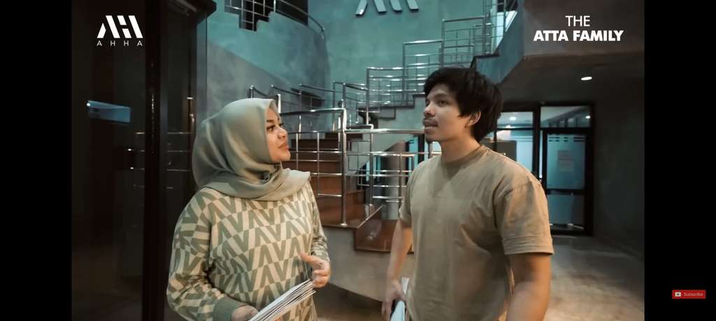 Potret Atta dan Aurel Bagi-bagi THR