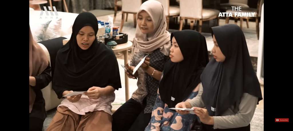 Potret Atta dan Aurel Bagi-bagi THR