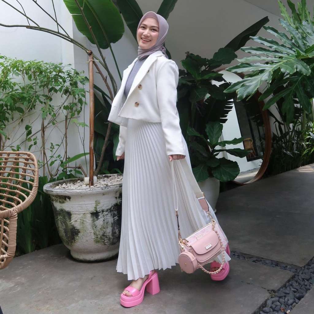 Heels Pink Bikin Tampilan Melody Laksani Lebih Playful