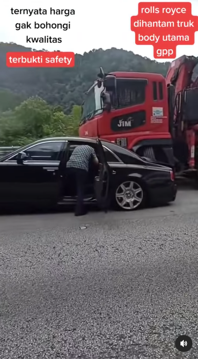 mobil rolls royce dihantam truk