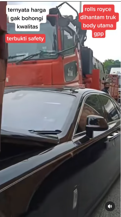 mobil rolls royce dihantam truk