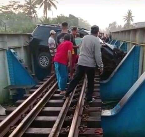 Fakta-Fakta Fortuner Nyelonong Masuk Rel di Banyumas, Diduga Ajak Keluarga Bunuh Diri