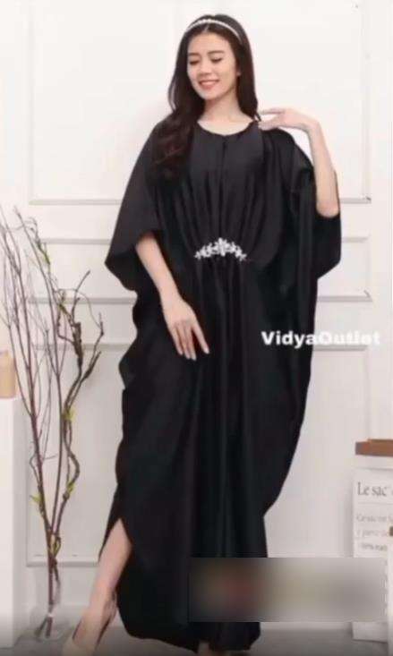 Ngakak emak-emak pakai baju kaftan kepanjangan dan kebesaran.