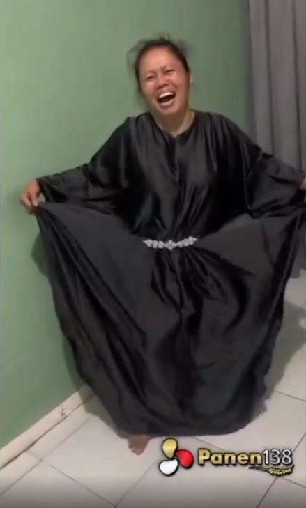 Ngakak emak-emak pakai baju kaftan kepanjangan dan kebesaran.