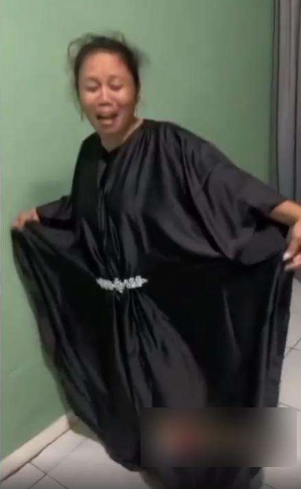 Ngakak emak-emak pakai baju kaftan kepanjangan dan kebesaran.