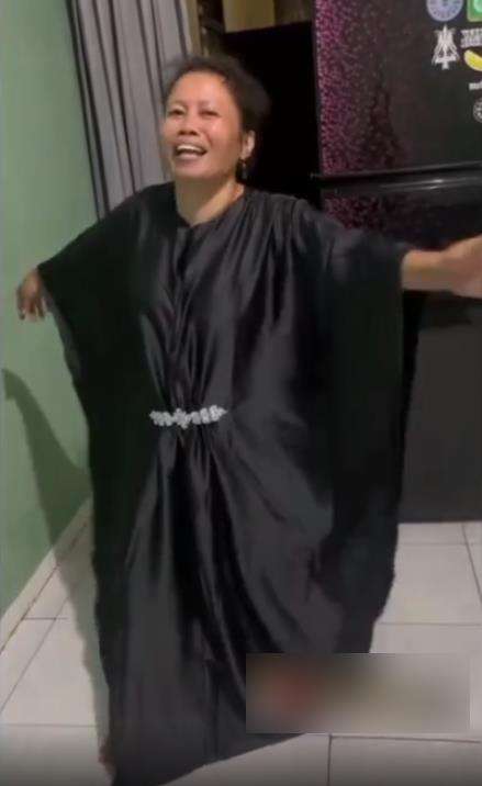 Ngakak emak-emak pakai baju kaftan kepanjangan dan kebesaran.
