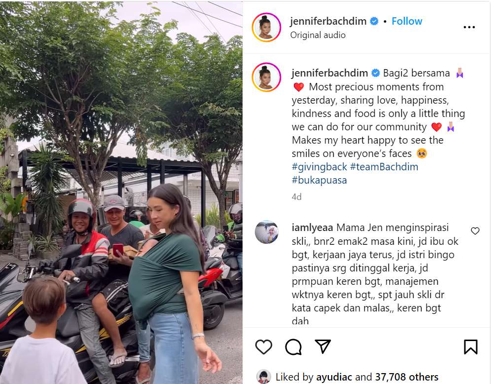 Jennifer Bachdim bareng anak bagikan tajil