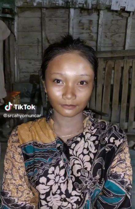 Transformasi gadis desa berkulit sawo matang jadi pengantin Barbie.