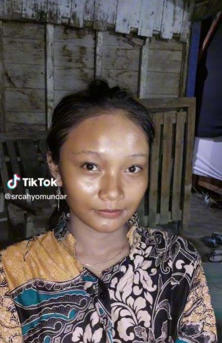 Transformasi gadis desa berkulit sawo matang jadi pengantin Barbie.