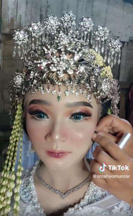 Transformasi gadis desa berkulit sawo matang jadi pengantin Barbie.