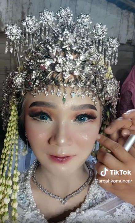Transformasi gadis desa berkulit sawo matang jadi pengantin Barbie.