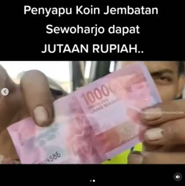 Melihat Pengendara Sebar Uang, Mak Iyeh Rela Nyebur ke Sungai, Ternyata Kena Prank Rp15 Juta Uang Mainan