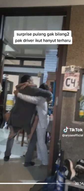 Lihat Penumpangnya Langsung Dipeluk Saat Kasih Kejutan Tiba-Tiba Pulang, Sopir Taksi ini Ikut Terharu Sampai Menangis
