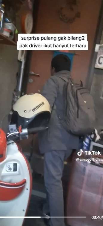 Lihat Penumpangnya Langsung Dipeluk Saat Kasih Kejutan Tiba-Tiba Pulang, Sopir Taksi ini Ikut Terharu Sampai Menangis