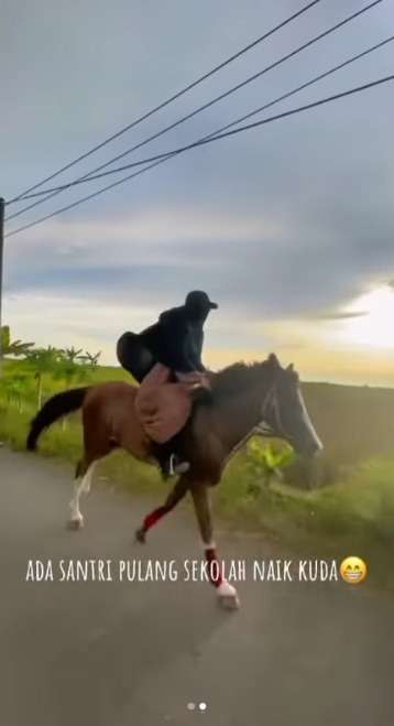 Momen Santri Pulang Sekolah Naik Kuda, Vibesnya Mirip Zaman Rasulullah!