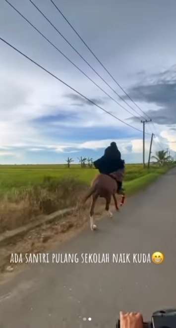 Momen Santri Pulang Sekolah Naik Kuda, Vibesnya Mirip Zaman Rasulullah!