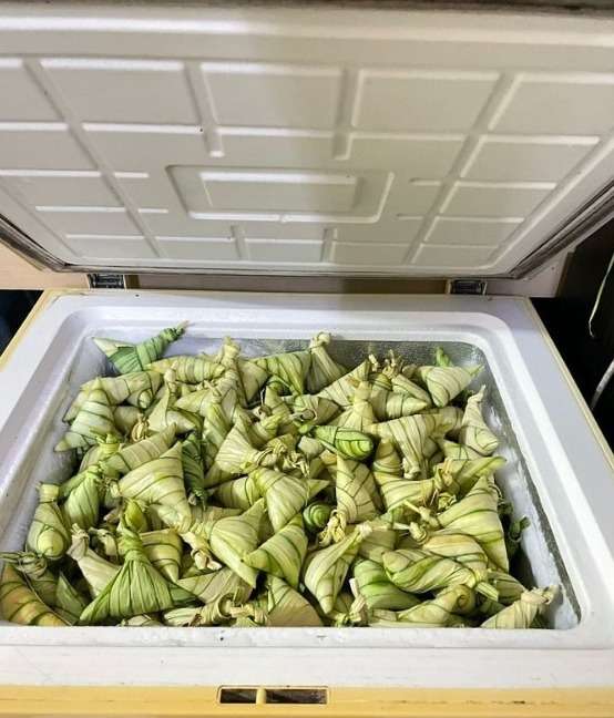 Menganyam Seharian Sejak Awal Ramadan, 7 Ribu Ketupat Berjamur Mendekati Hari Raya, 20 Tahun Pengalaman Tetap Diuji