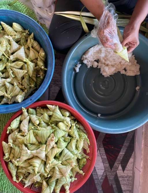 Menganyam Seharian Sejak Awal Ramadan, 7 Ribu Ketupat Berjamur Mendekati Hari Raya, 20 Tahun Pengalaman Tetap Diuji
