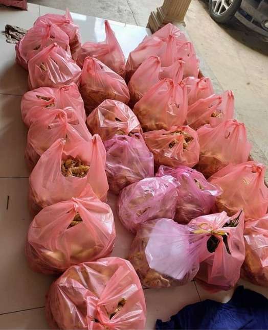 Menganyam Seharian Sejak Awal Ramadan, 7 Ribu Ketupat Berjamur Mendekati Hari Raya, 20 Tahun Pengalaman Tetap Diuji