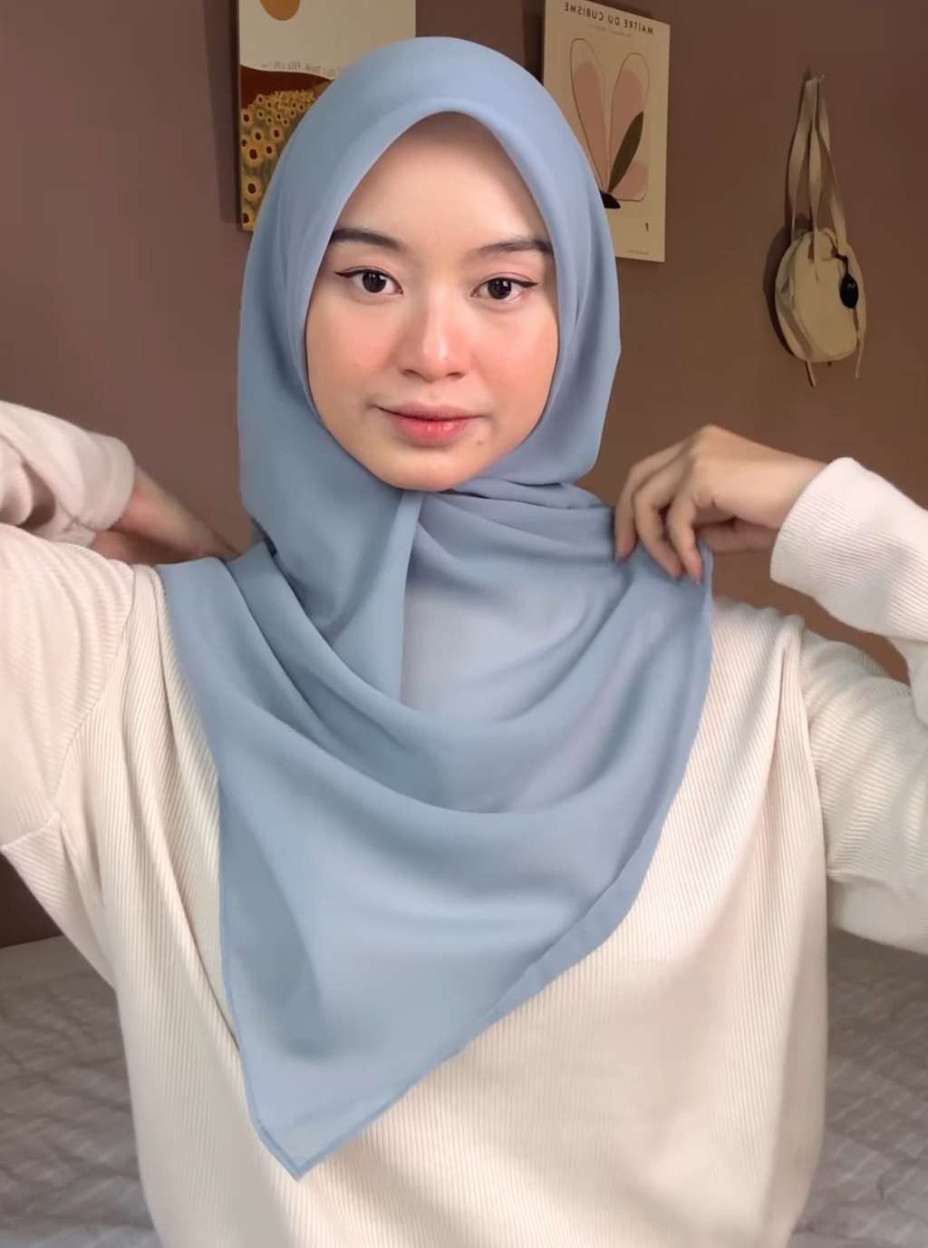 Coba Style Manis dan Sopan dengan Hijab Segitiga Polos