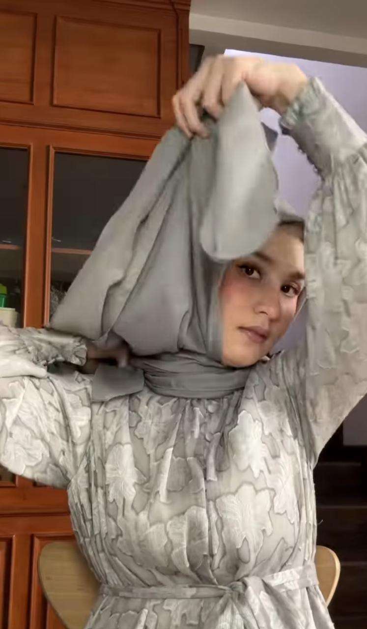 Coba Model Hijab Voal Manis nan Simpel ala Dwi Handa