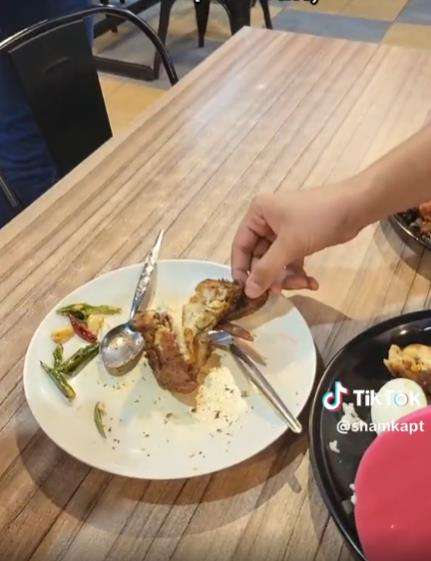 Habis makan nasi lemak di restoran, baru tahu ayam gorengnya berbelatung.